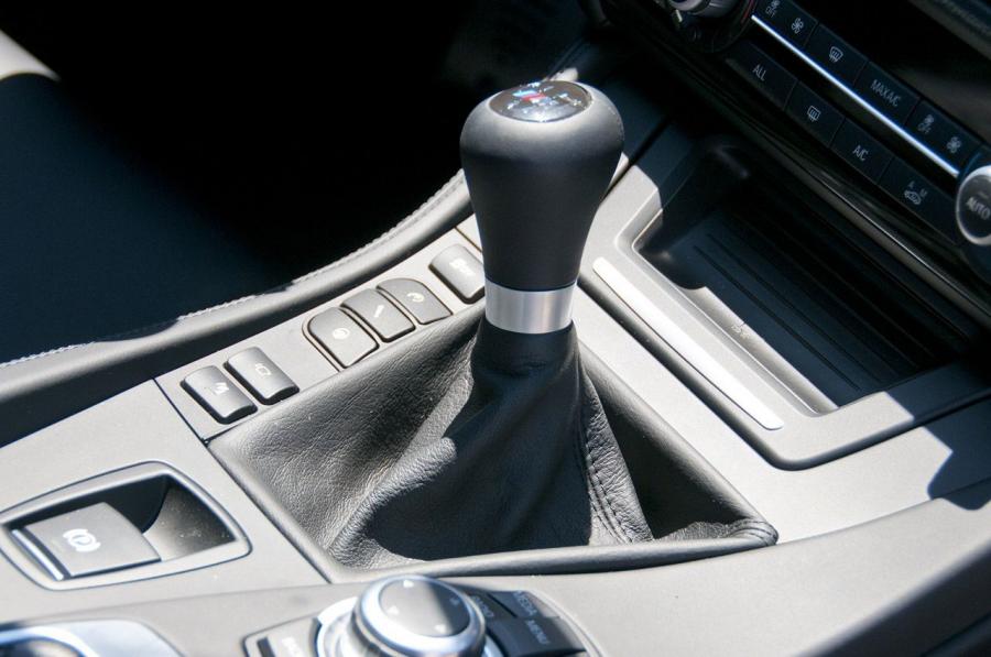 Детали интерьера BMW M5 (F10) 2013 года  (NA) (фото 25 из 45)